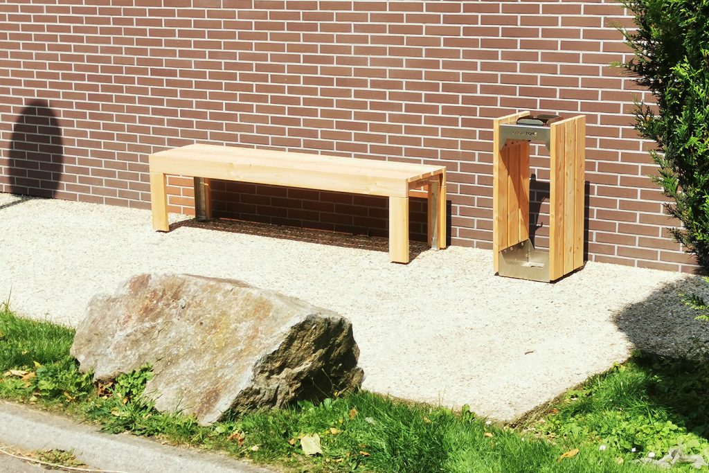 Mobilier urbain en bois douglas naturel et inox.