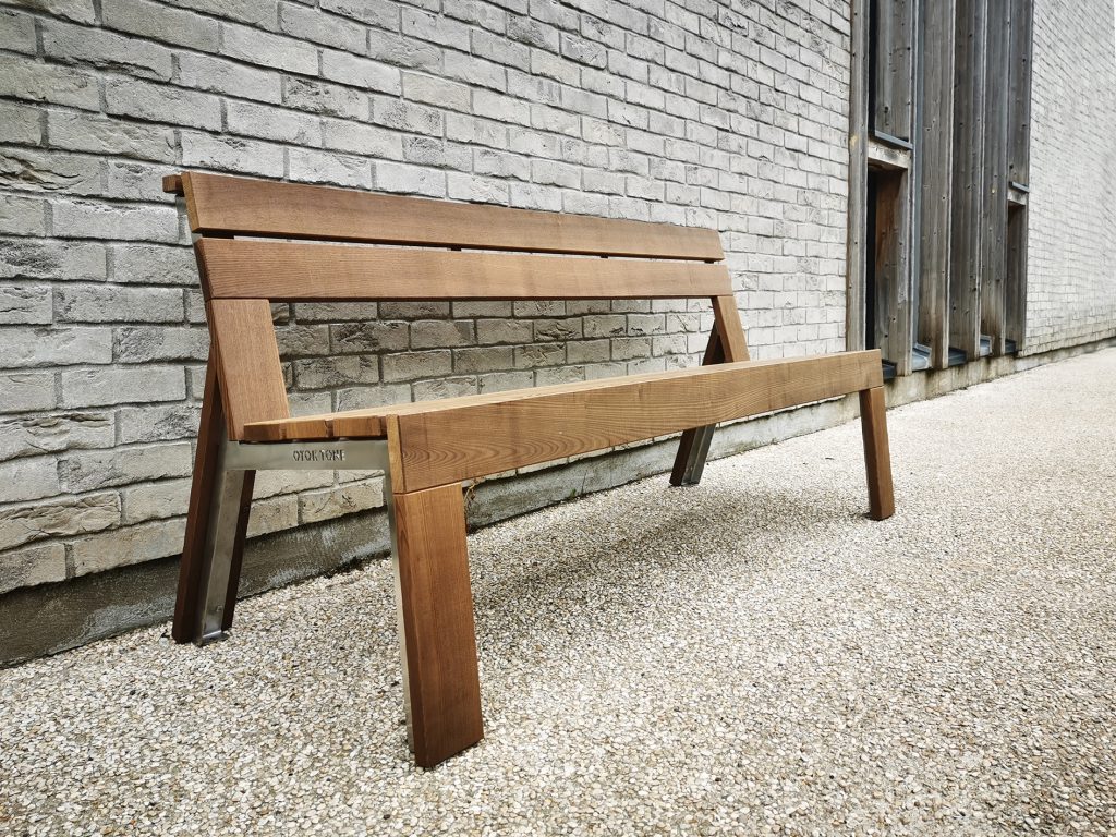 Banc urbain en bois de frêne thermotraité (tht), avec dossier repose bras