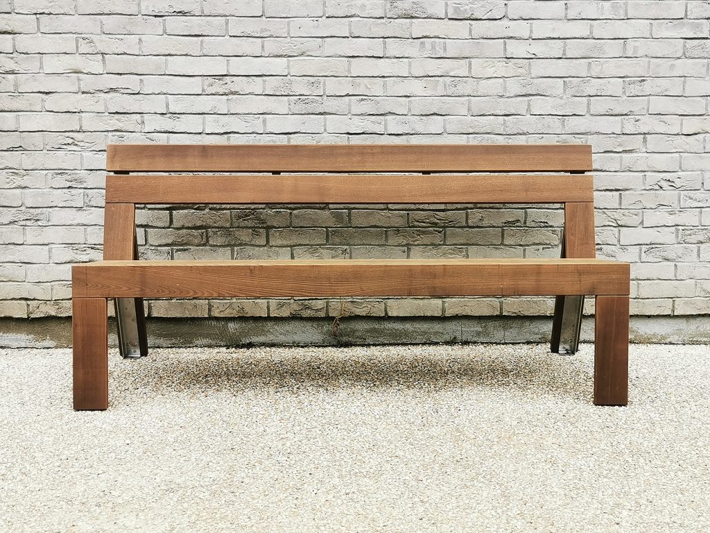 Banc urbain en bois de frêne thermotraité (tht), avec dossier repose bras