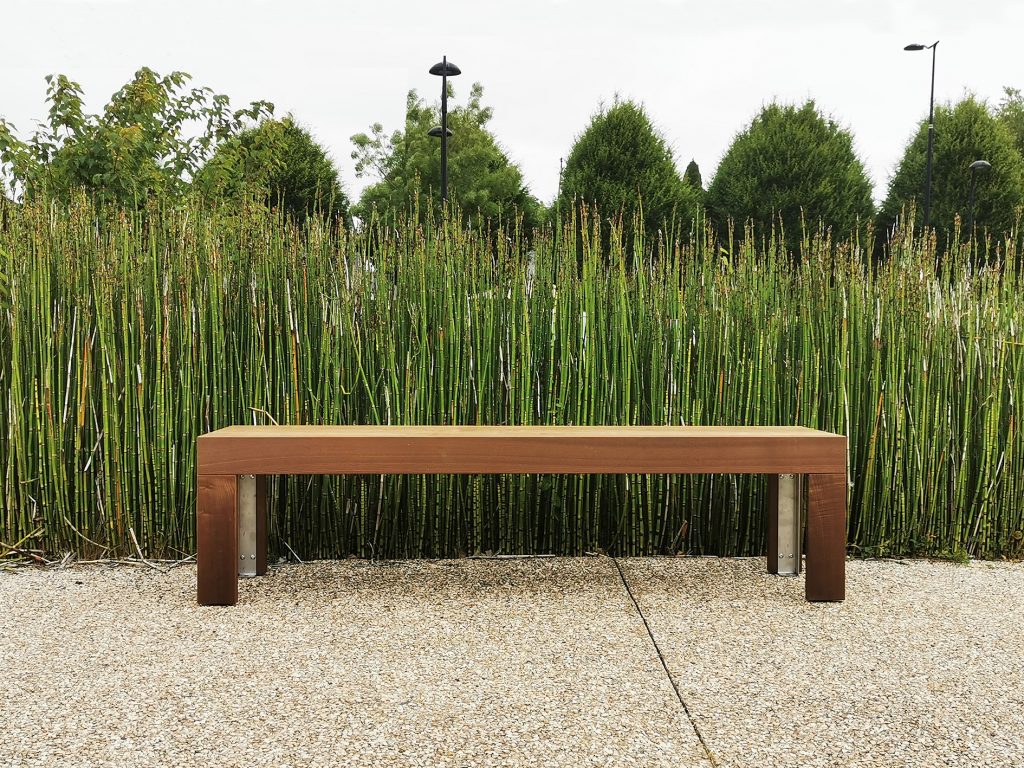 banquette urbaine en bois de frêne thermotraité (tht)