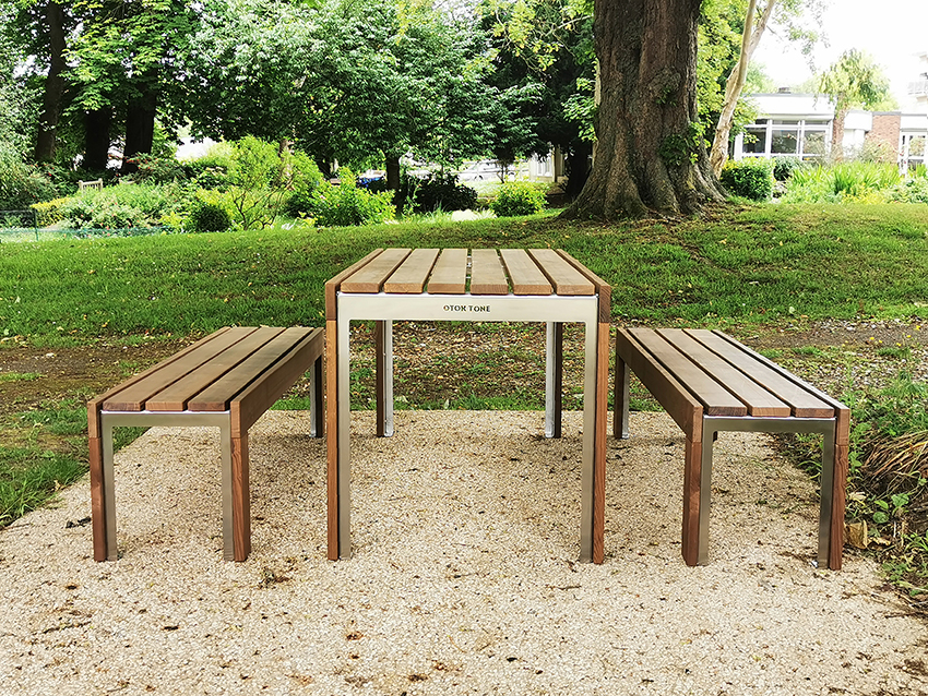 Ensemble table pique-nique et banquettes en bois de frêne thermotraité (tht), PMR