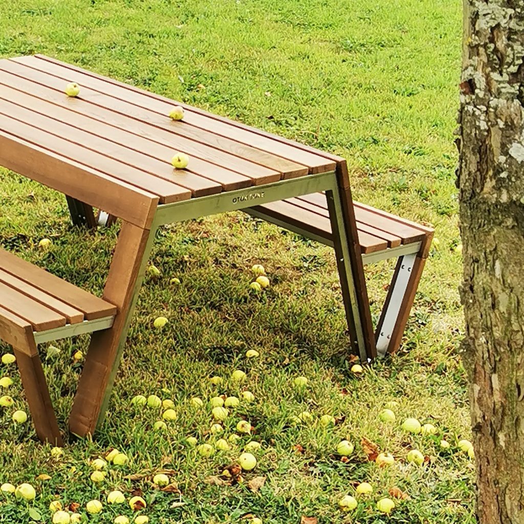 Table de pique-nique en bois et inox avec bancs intégrés, accessible PMR