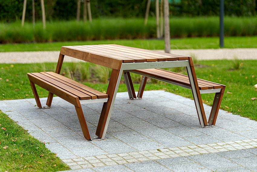 Table de pique-nique en bois et inox avec bancs intégrés, accessible PMR