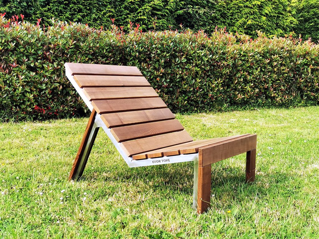 Transat urbain en bois de frêne thermotraité (tht) et inox, avec repose pied