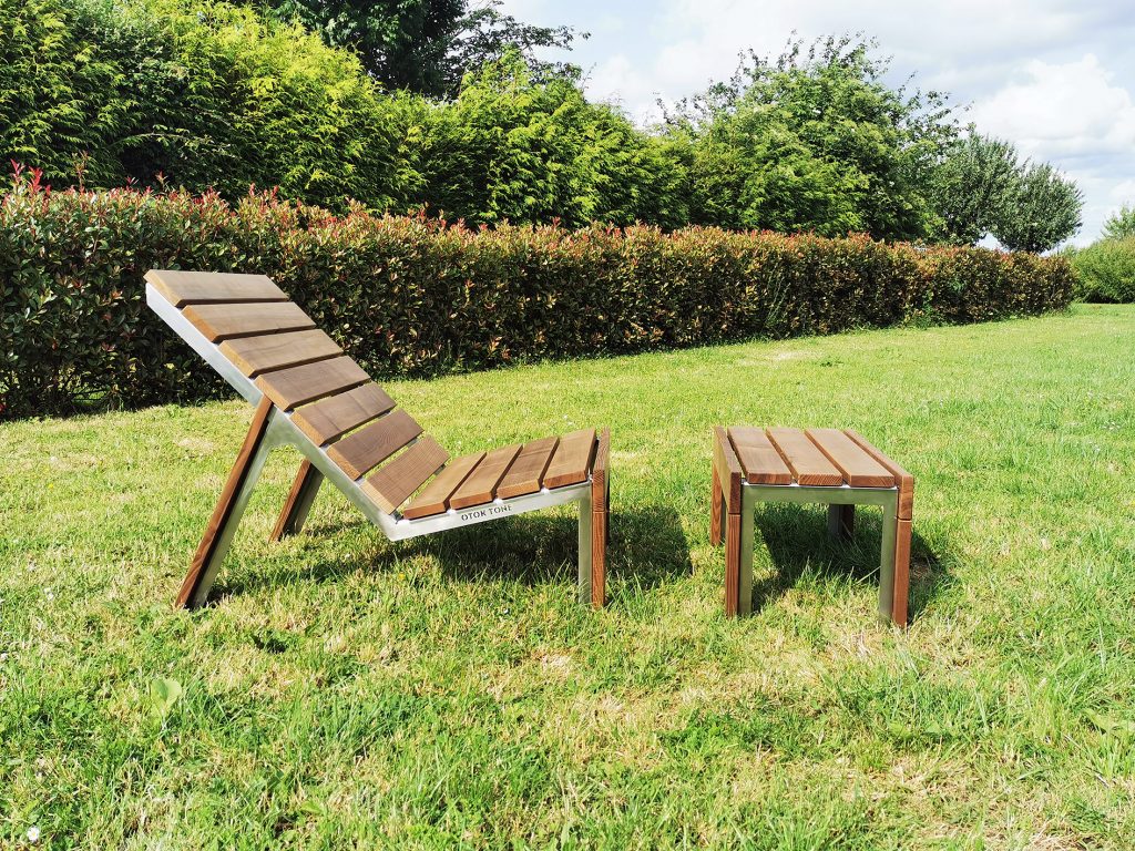 Transat urbain en bois de frêne thermotraité (tht) et inox, avec repose pied