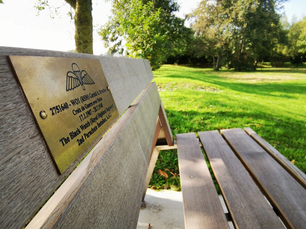 Banc commémoratif en frêne thermotraité (tht) et inox A4