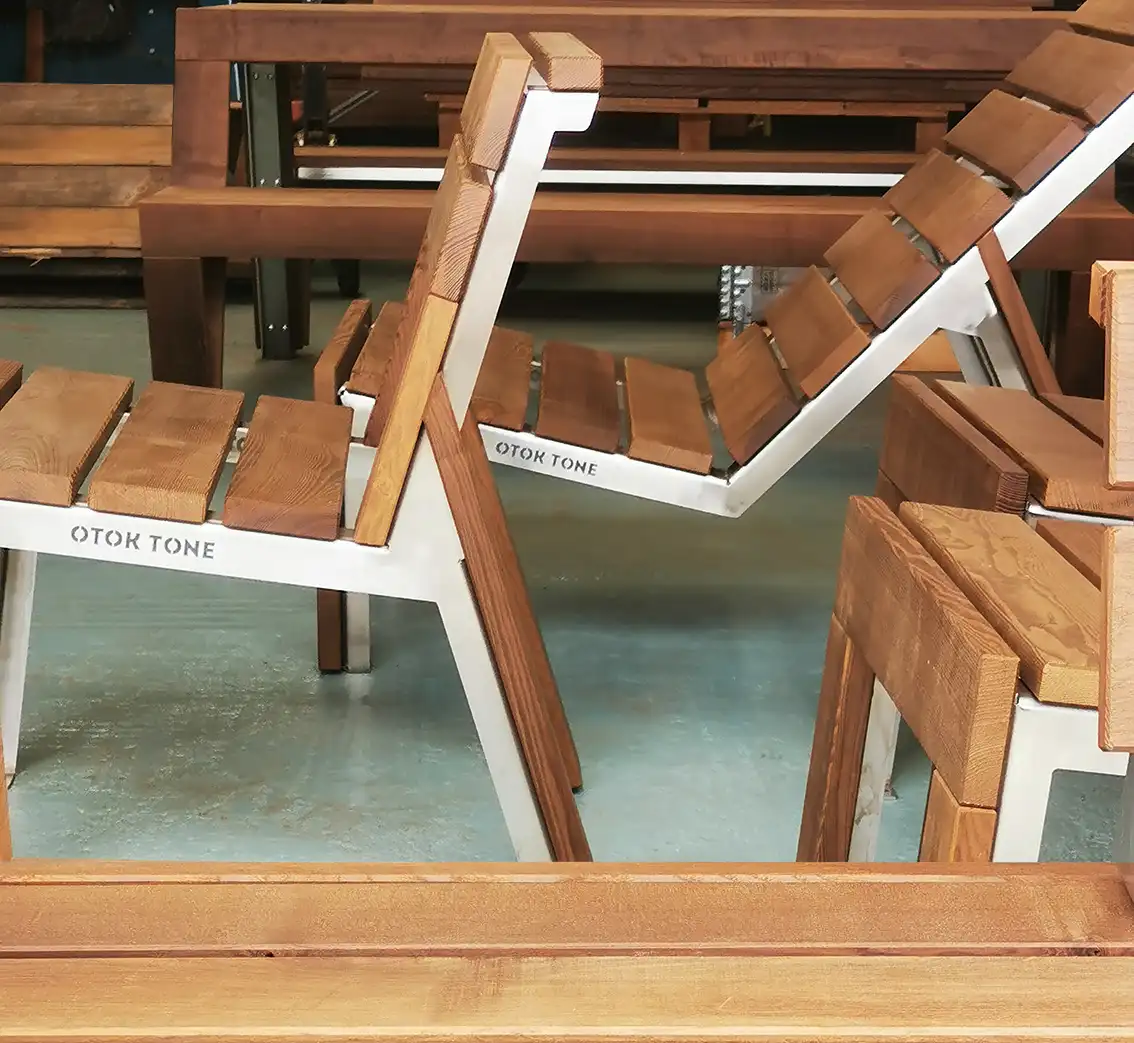 Mobilier en bois de frêne et métal inox, visserie inox