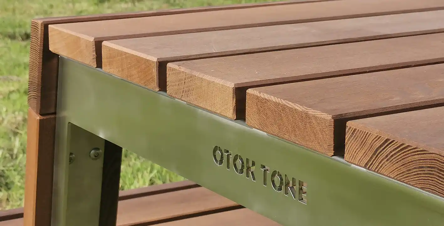 Mobilier en bois de frêne et métal inox, visserie inox