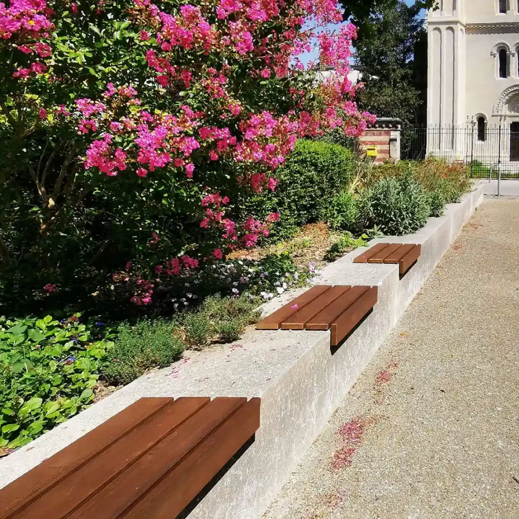 Assise de muret en lames de bois de frêne thermotraité (tht)