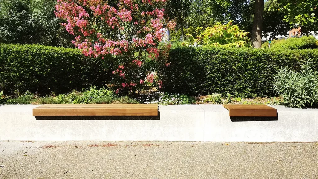 Assise de muret en lames de bois de frêne thermotraité (tht)