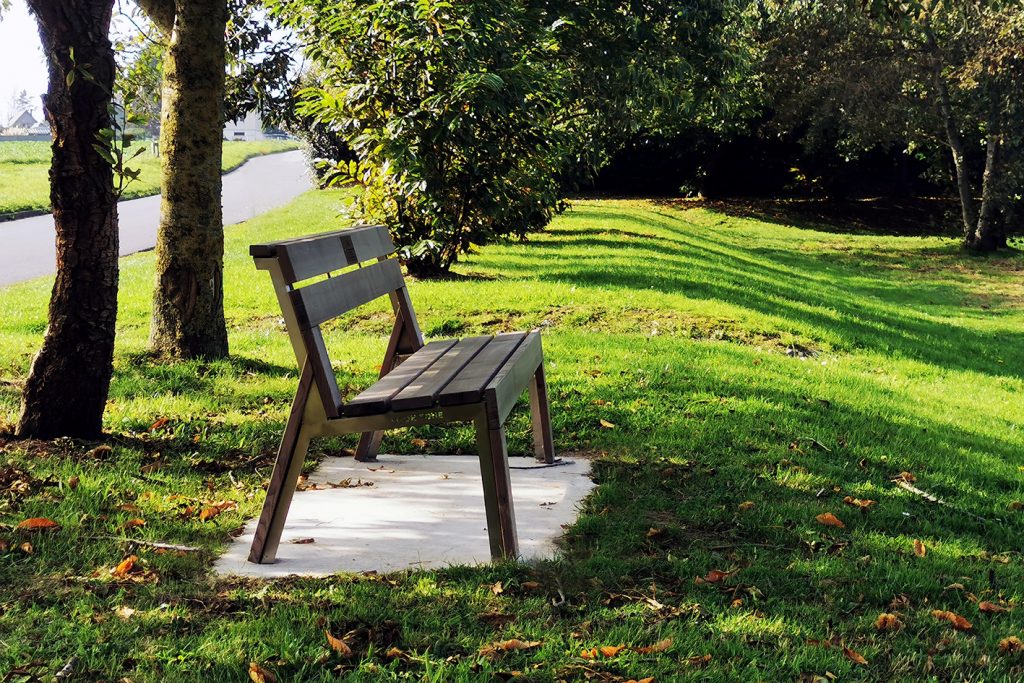 Banc mémoriel en bois de frêne thermotraité (tht), avec dossier repose bras
