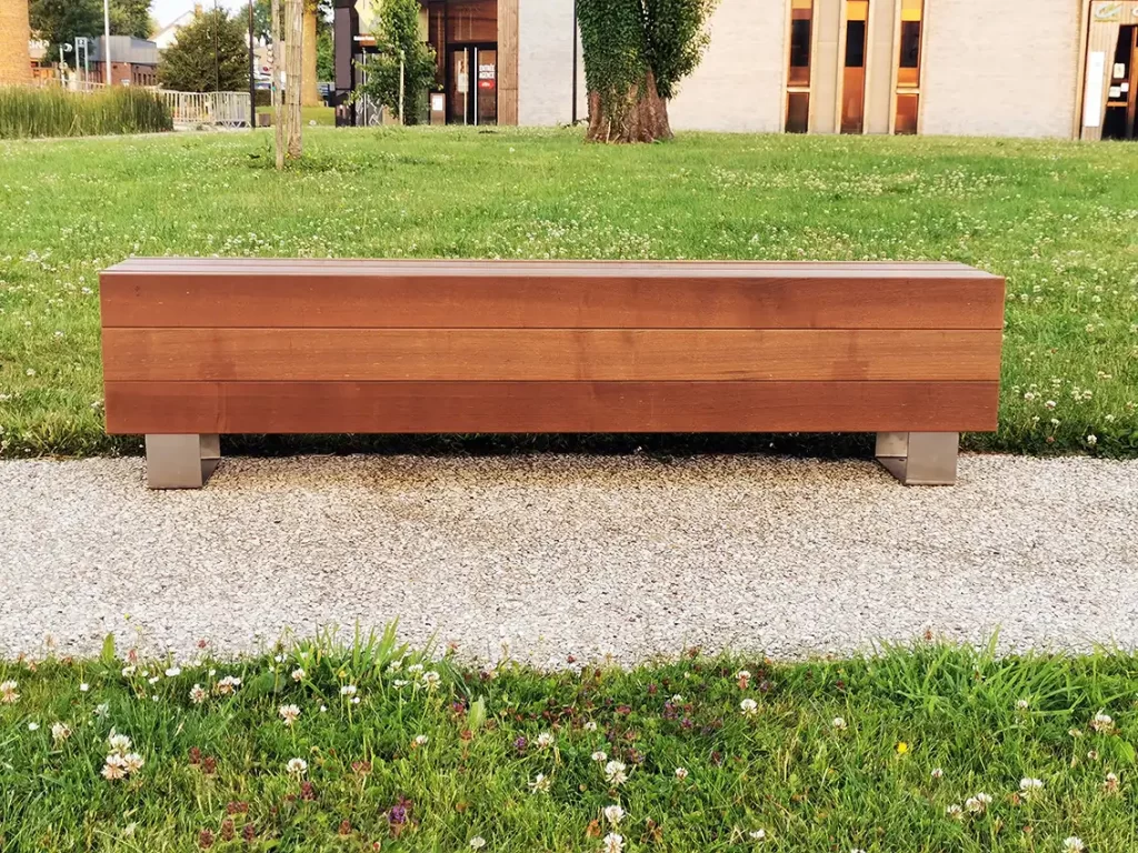 Banquette en bloc massif type poutre en bois de frêne thermotraité (tht), fabriqué en France