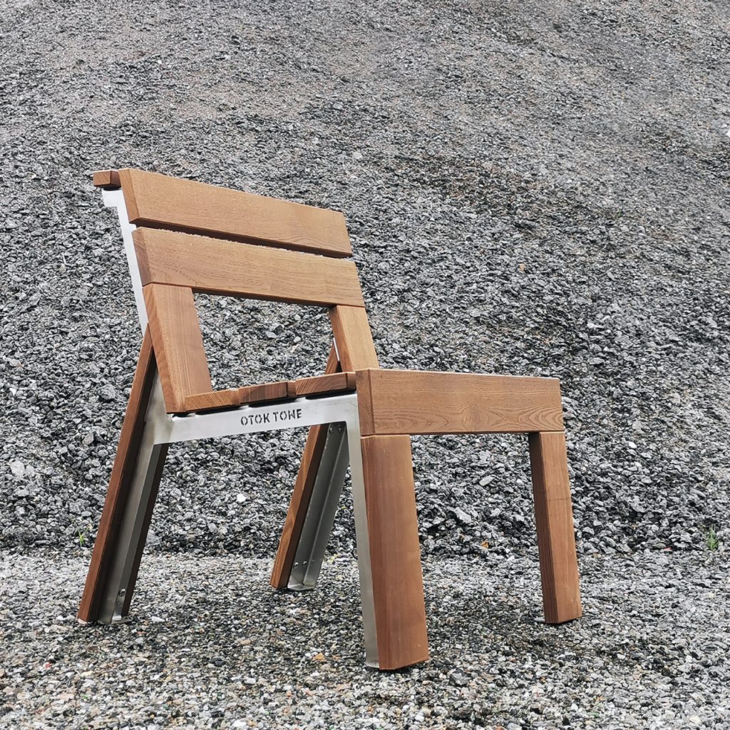 Chaise urbaine en bois de frêne thermotraité (tht)