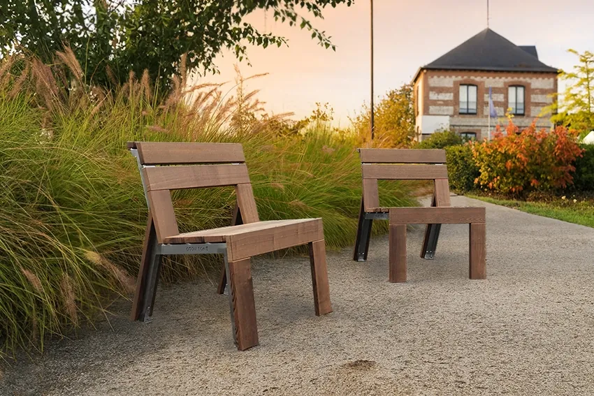 Chaise urbaine en bois de frêne thermotraité (tht), accoudoir possible en version fauteuil