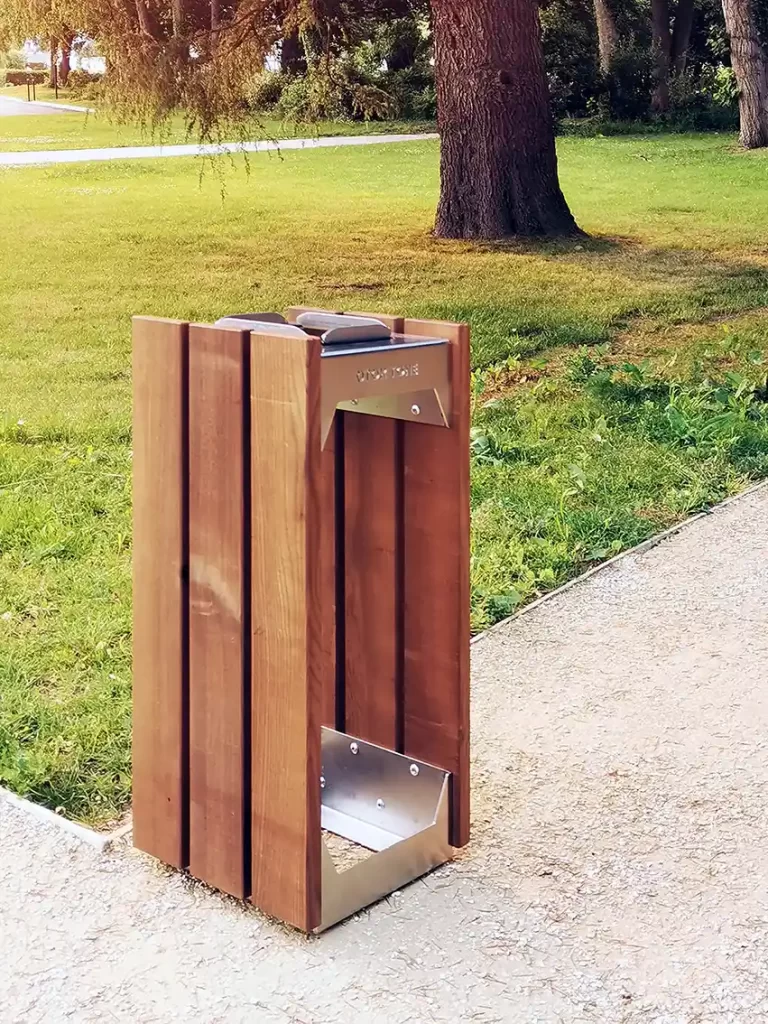 Corbeille urbaine carrée 50 L en bois de frêne thermotraité (tht)