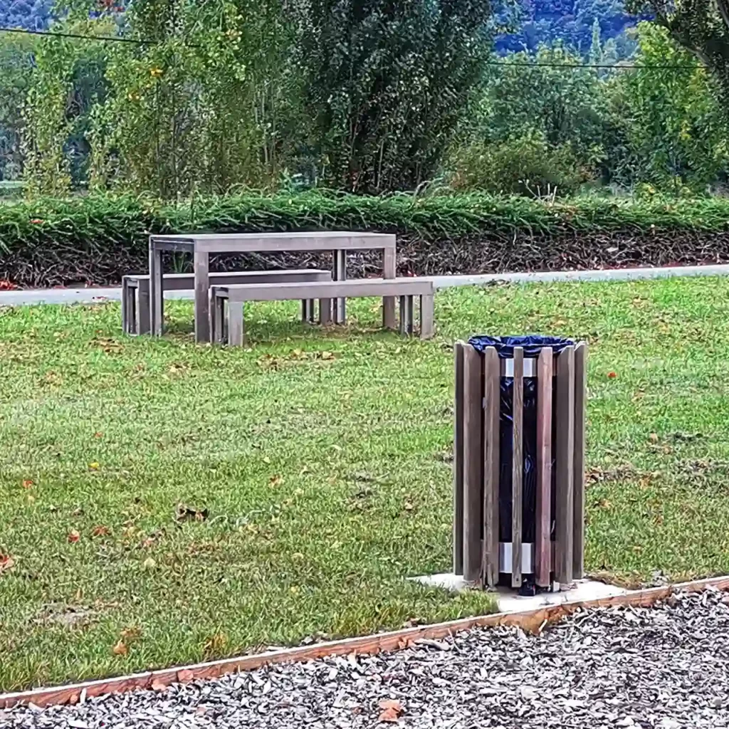 Aménagement paysager avec ensemble table, banc et corbeille de propreté