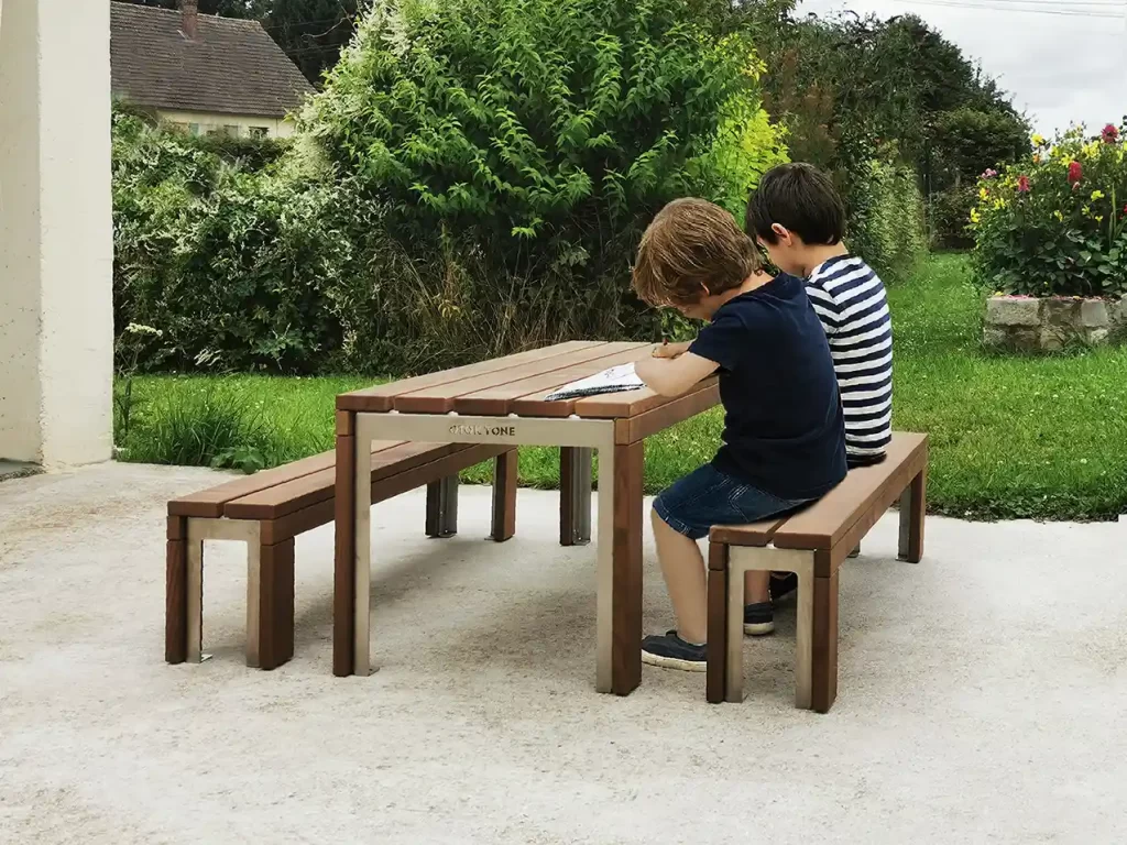 Ensemble table pique-nique enfant et banquettes en bois de frêne thermotraité (tht), PMR