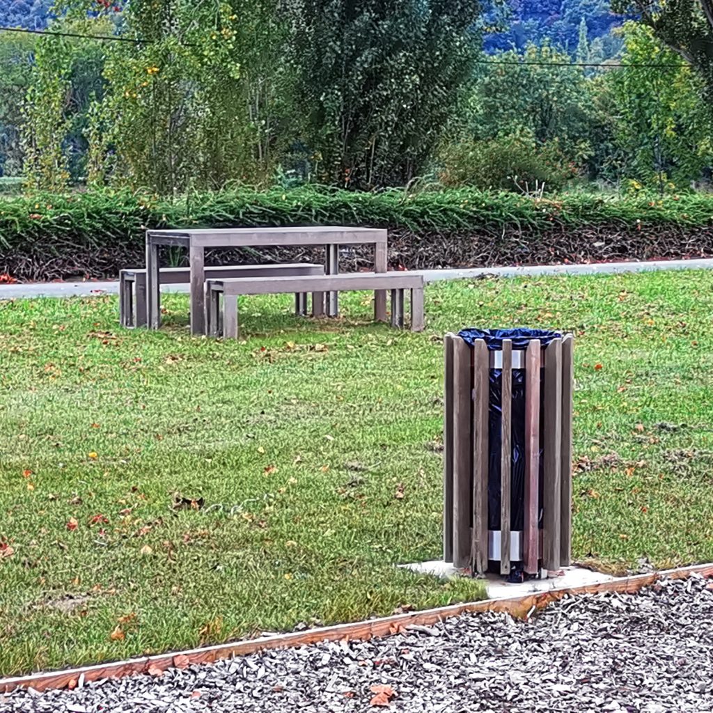 Aménagement paysager avec ensemble table, banc et corbeille de propreté