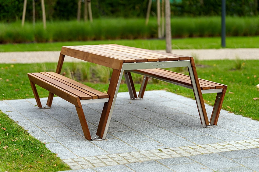 Table de pique-nique en bois et inox avec bancs intégrés, accessible PMR