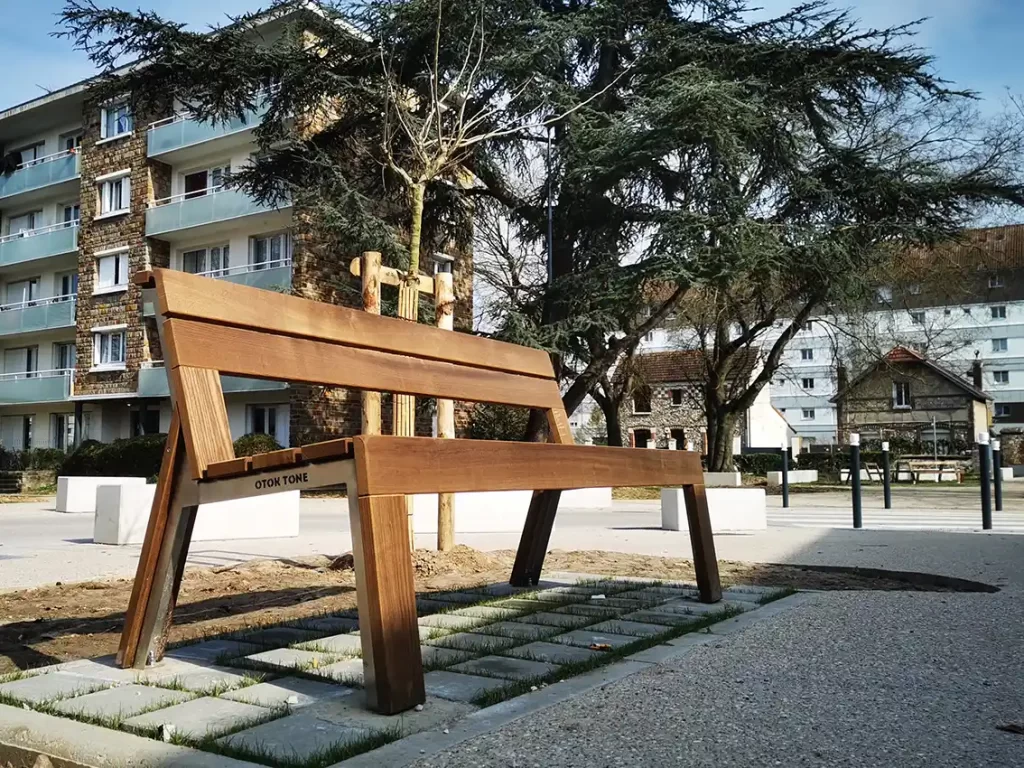 Banc public robuste en bois et inox pour l'aménagement d'espaces urbains et parcs