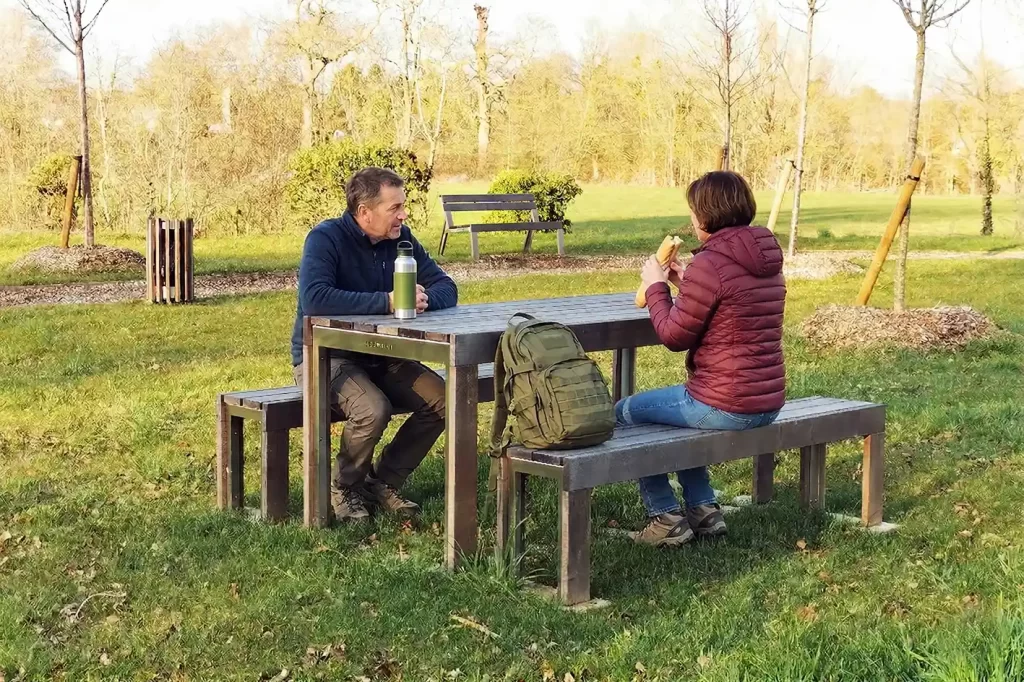Table de pique nique en bois naturel pour aménagement public.