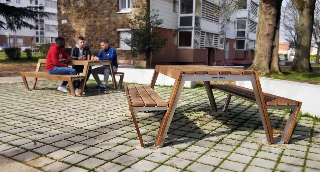 Table de pique nique. Mobilier urbain design en bois et métal